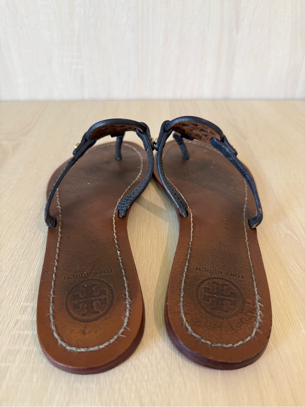 Tory Burch Miller Blue Leather Thong Sandals Women Size 6.5 Flat Logo Medallion - Picture 6 of 12